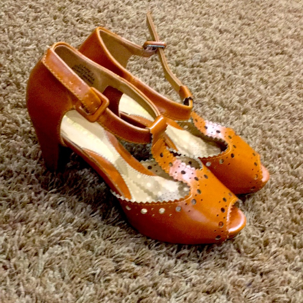 Vintage style cognac peep toe heel sandals size 8